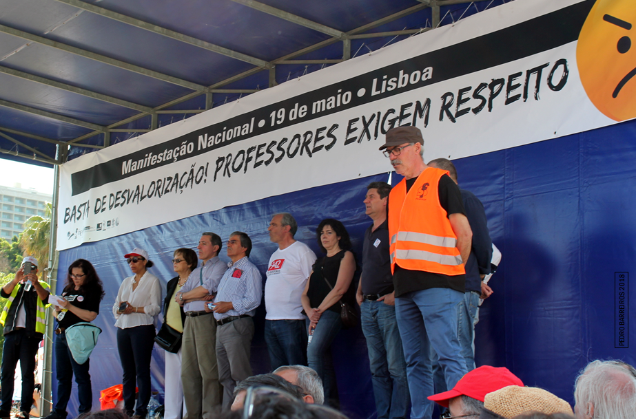 Resolução aprovada por unanimidade e aclamação pelos Professores e Educadores presentes na Manifestação