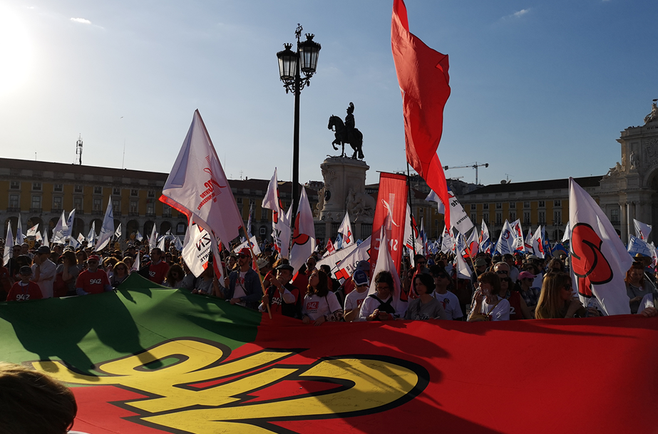 Milhares de professores na rua em protesto, a exigir o cumprimento da lei